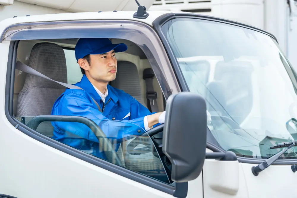 荷物を抱えるドライバー